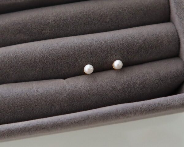 Iraasa Short Pearl Stud Earrings – Gold-plated with Pearl